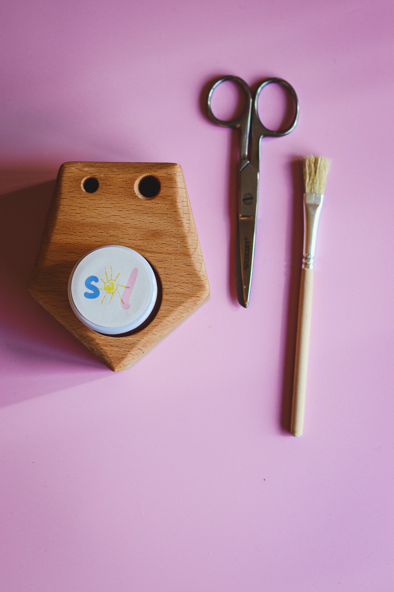 Houten houder met knip- en kleefpret