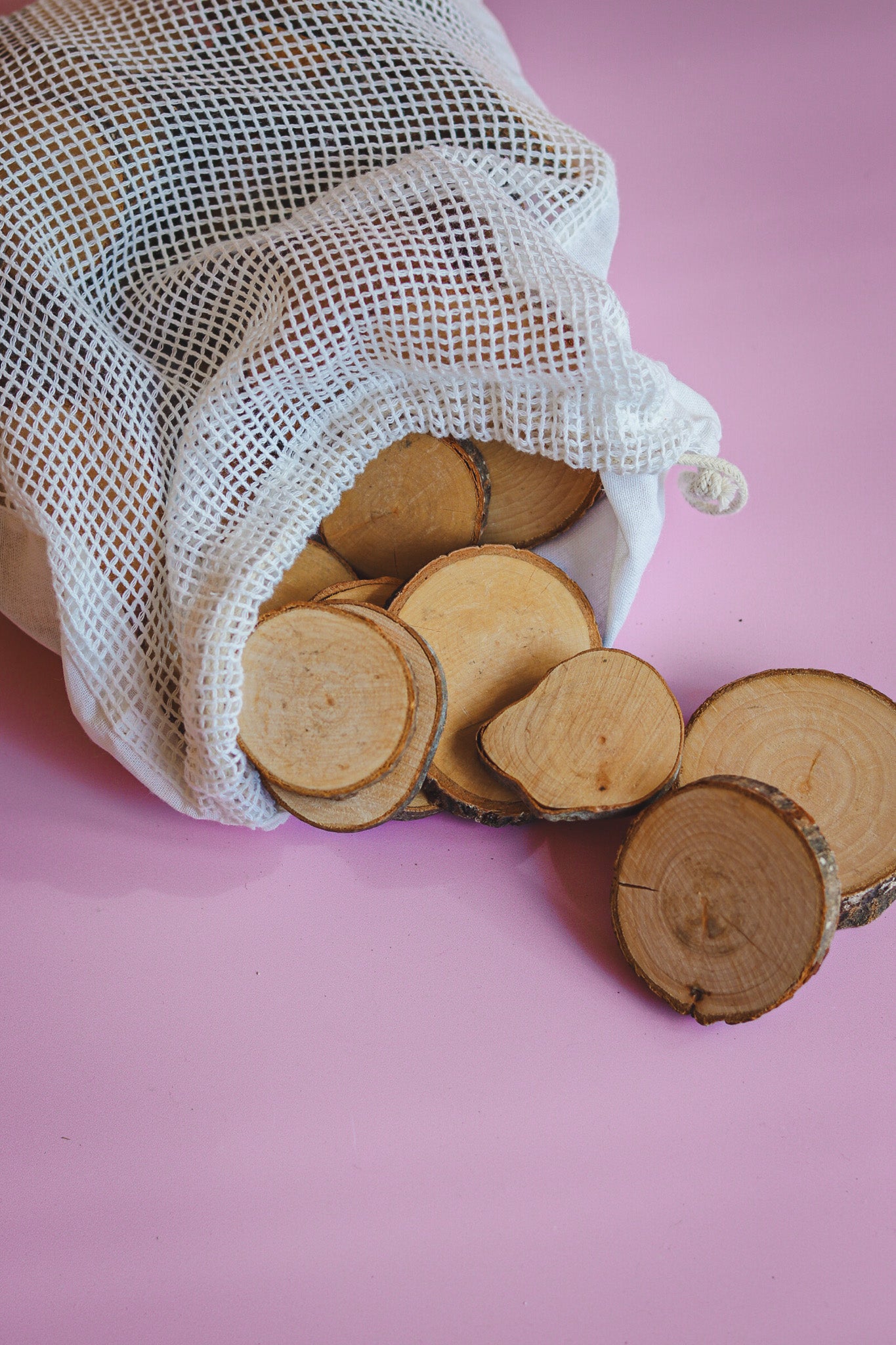 Houten boomschijfjes in katoenen zakje