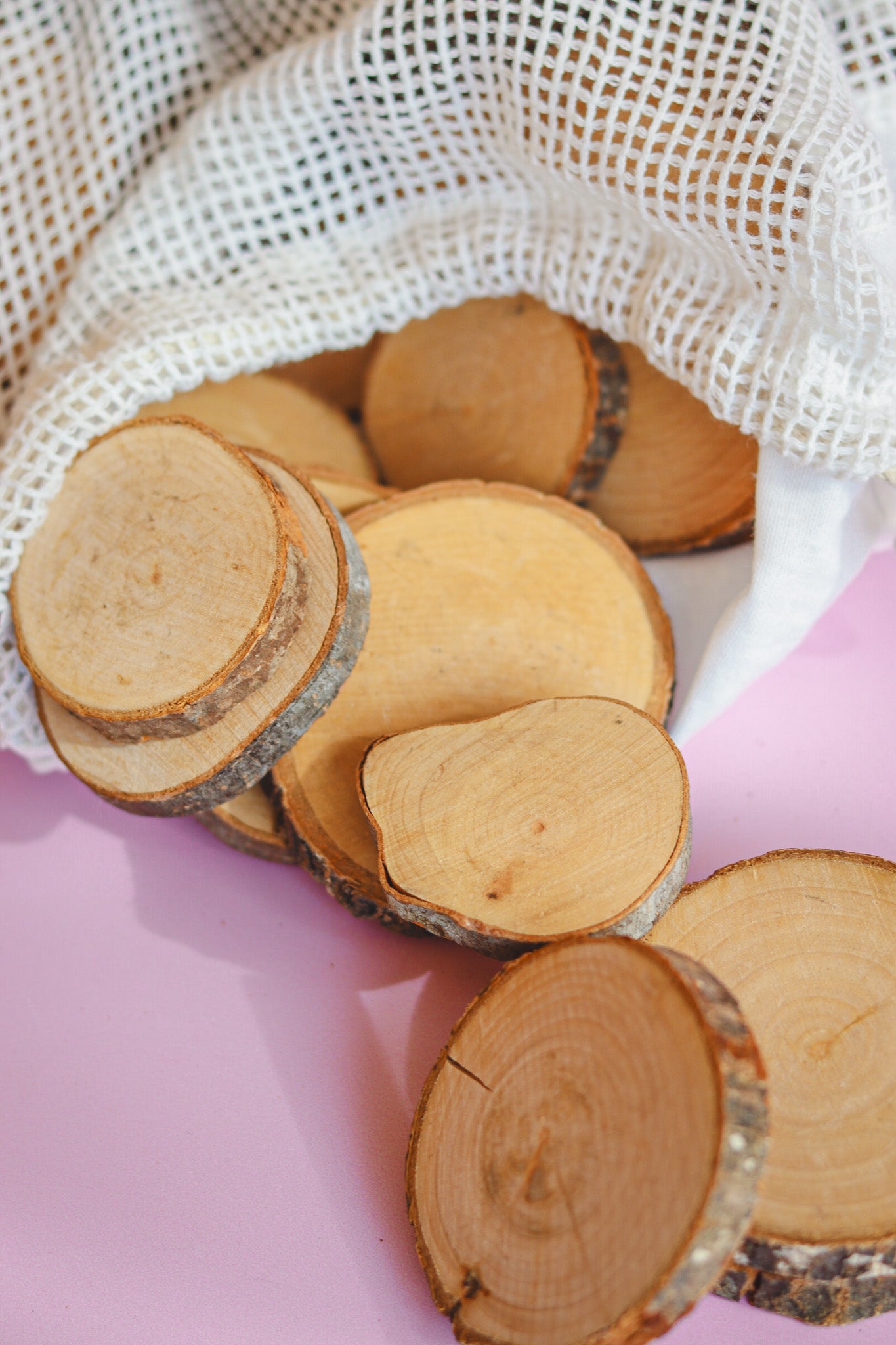 Houten boomschijfjes in katoenen zakje