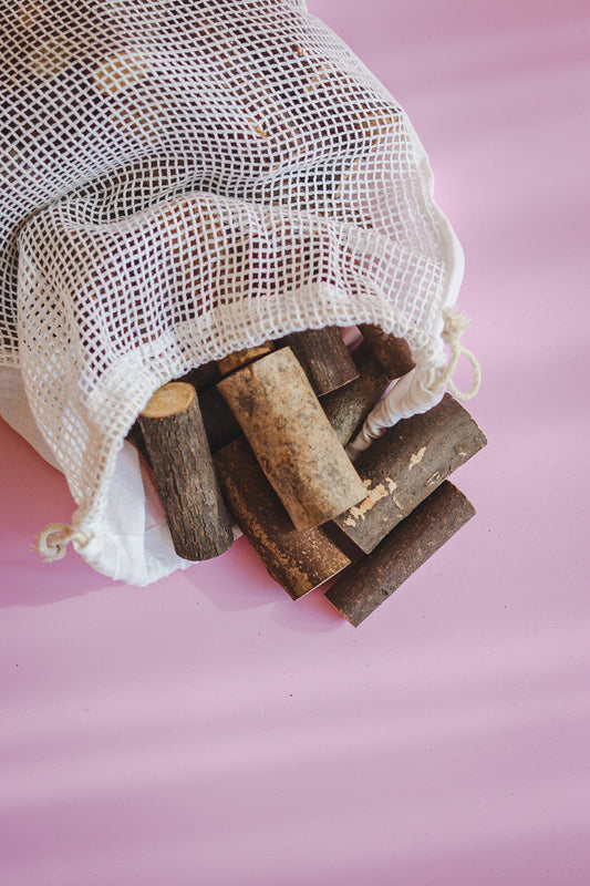 Houten boomstammetjes in katoenen zakje