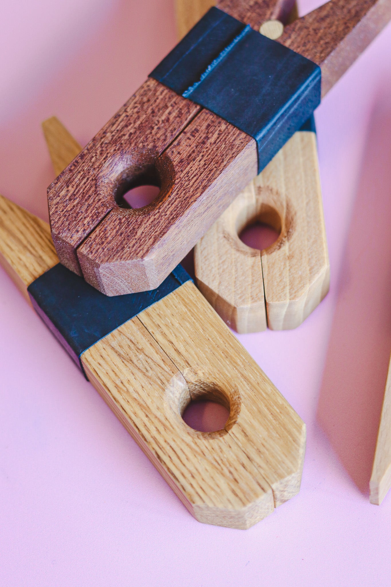 Handgemaakte houten speelknijpers