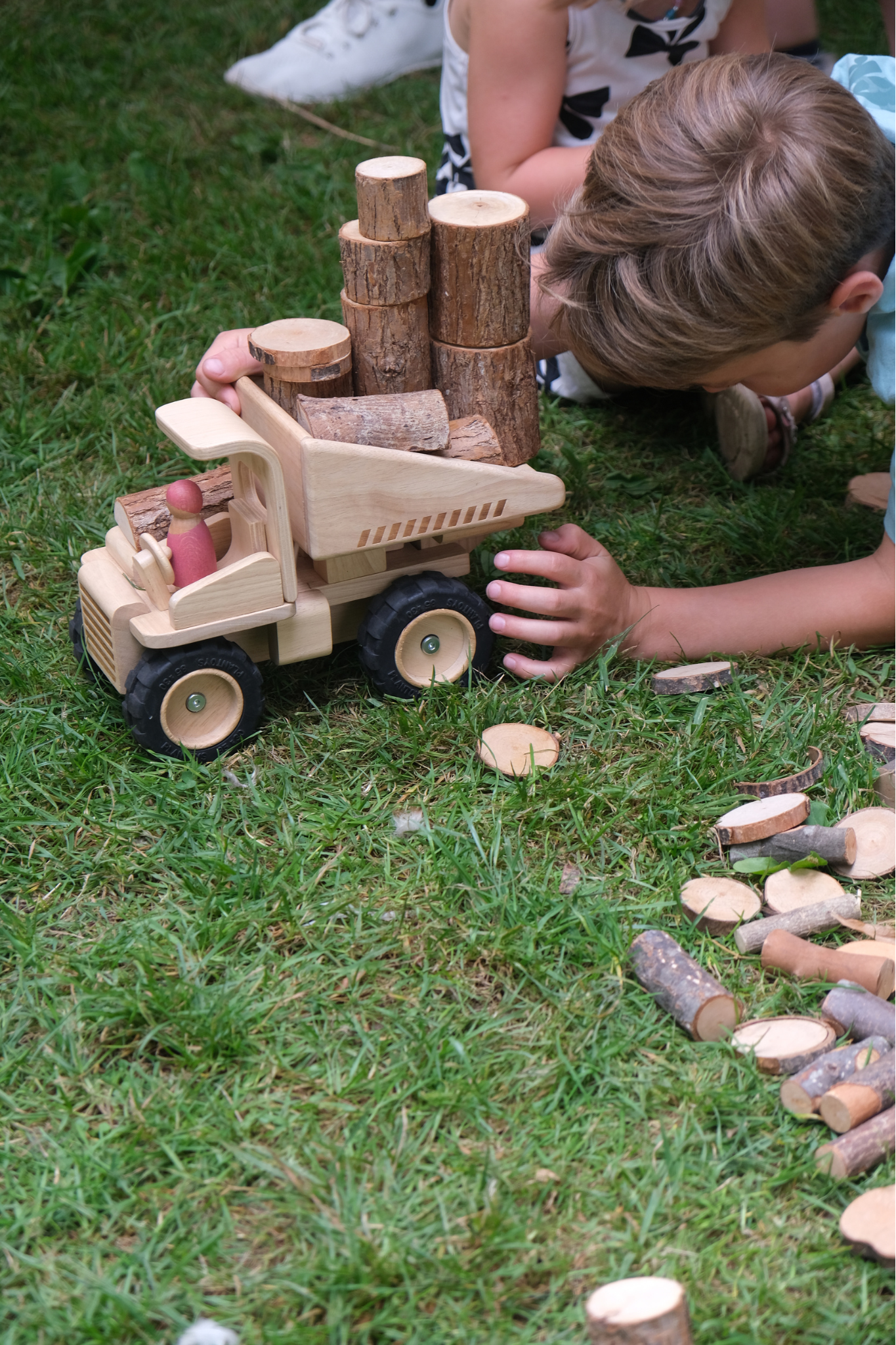 Houten boomstammetjes in katoenen zakje
